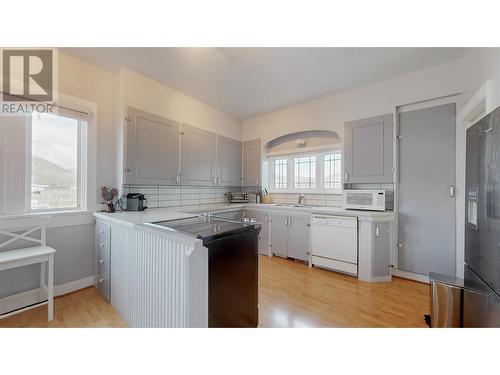 5517 Sumac Street, Oliver, BC - Indoor Photo Showing Kitchen