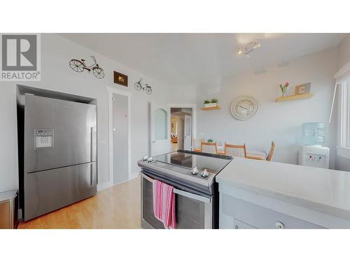 5517 Sumac Street, Oliver, BC - Indoor Photo Showing Kitchen