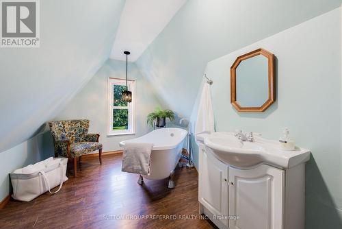 1248 Southdale Road E, London, ON - Indoor Photo Showing Bathroom