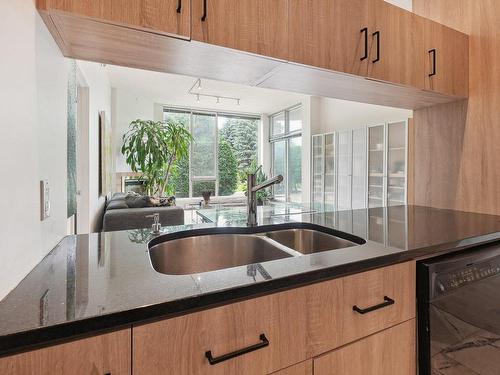 Cuisine - 105-201 Ch. Du Golf, Montréal (Verdun/Île-Des-Soeurs), QC - Indoor Photo Showing Kitchen With Double Sink