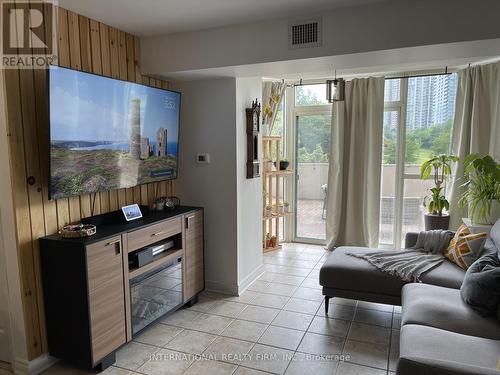 208 - 285 Enfield Place, Mississauga, ON - Indoor Photo Showing Living Room