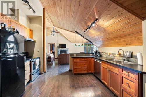 3988 Mcgiverin Road, Fernie, BC - Indoor Photo Showing Kitchen With Double Sink