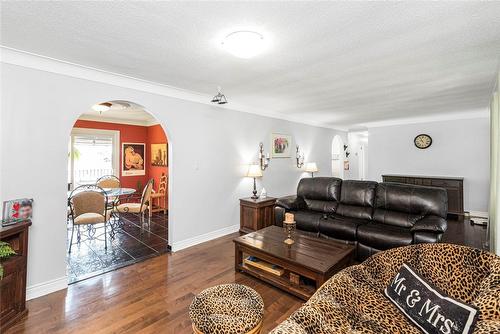 24 Harbinger Drive, Stoney Creek, ON - Indoor Photo Showing Living Room