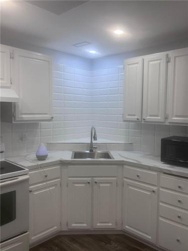 24 Harbinger Drive, Stoney Creek, ON - Indoor Photo Showing Kitchen