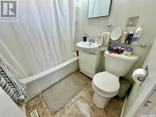 425 Wascana Street, Regina, SK - Indoor Photo Showing Bathroom