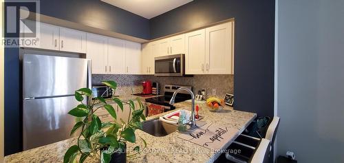 228 - 7 Bellcastle Gate, Whitchurch-Stouffville, ON - Indoor Photo Showing Kitchen