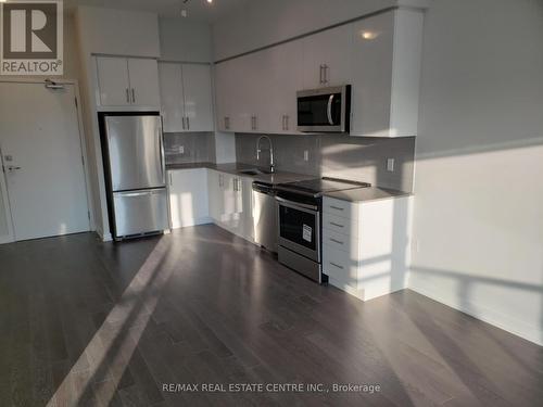 519 - 4055 Parkside Village Drive, Mississauga, ON - Indoor Photo Showing Kitchen