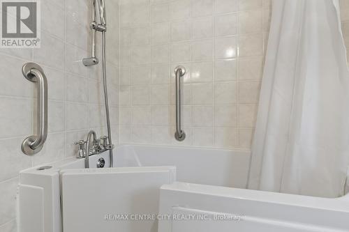 36 Briscoe Street E, London, ON - Indoor Photo Showing Bathroom