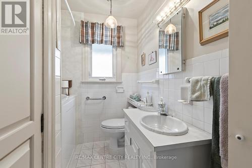 36 Briscoe Street E, London, ON - Indoor Photo Showing Bathroom