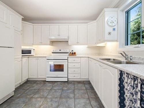 Kitchen - 226 Rue Des Patriotes, Bromont, QC - Indoor Photo Showing Kitchen With Double Sink