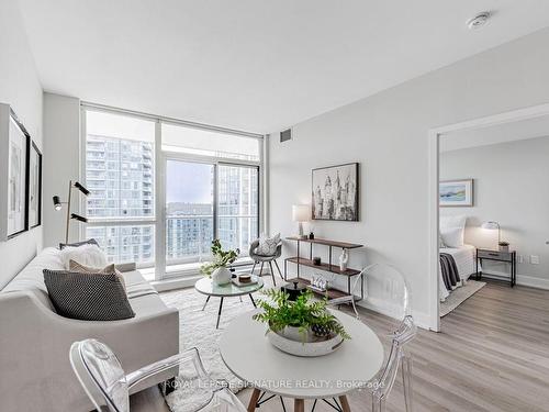 1305-70 Forest Manor Rd, Toronto, ON - Indoor Photo Showing Living Room