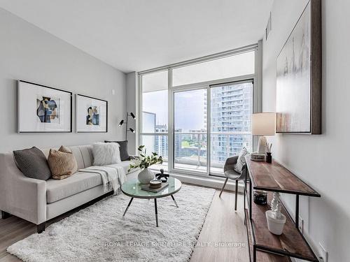 1305-70 Forest Manor Rd, Toronto, ON - Indoor Photo Showing Living Room