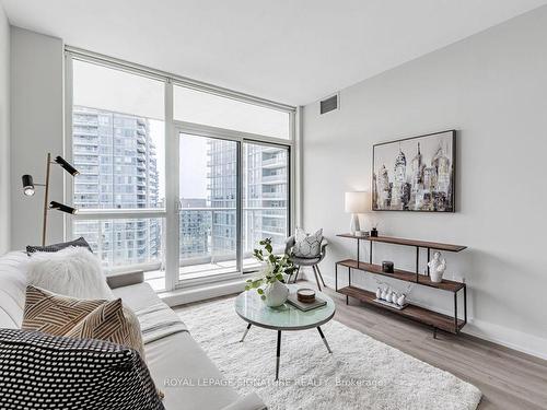 1305-70 Forest Manor Rd, Toronto, ON - Indoor Photo Showing Living Room