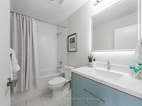 1305-70 Forest Manor Rd, Toronto, ON - Indoor Photo Showing Bathroom