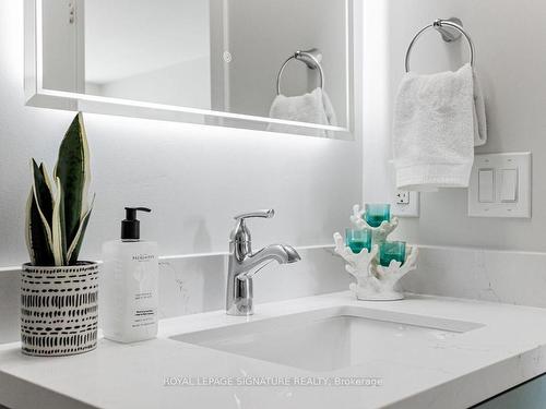 1305-70 Forest Manor Rd, Toronto, ON - Indoor Photo Showing Bathroom