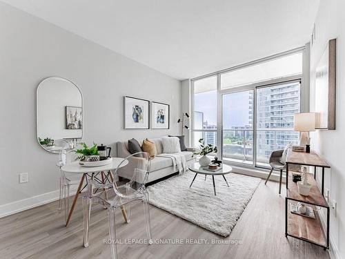 1305-70 Forest Manor Rd, Toronto, ON - Indoor Photo Showing Living Room