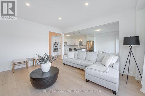 23 Lorne Thomas Place, New Tecumseth, ON - Indoor Photo Showing Living Room