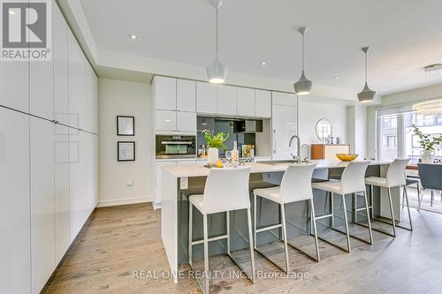 196 Squire Crescent, Oakville, ON - Indoor Photo Showing Kitchen With Upgraded Kitchen