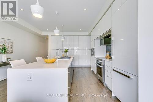 196 Squire Crescent, Oakville, ON - Indoor Photo Showing Kitchen With Upgraded Kitchen