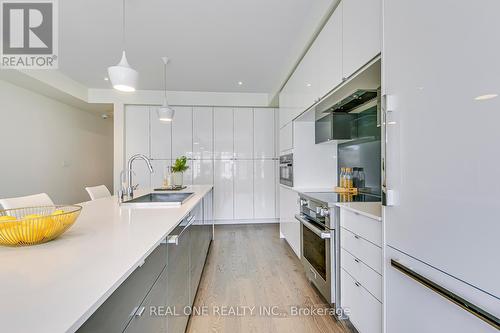 196 Squire Crescent, Oakville, ON - Indoor Photo Showing Kitchen With Upgraded Kitchen