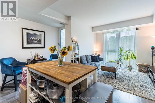 32 - 10 Brin Drive S, Toronto (Edenbridge-Humber Valley), ON - Indoor Photo Showing Living Room