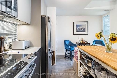 32 - 10 Brin Drive S, Toronto (Edenbridge-Humber Valley), ON - Indoor Photo Showing Kitchen