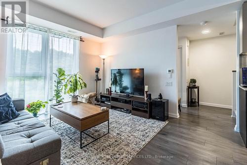 32 - 10 Brin Drive S, Toronto (Edenbridge-Humber Valley), ON - Indoor Photo Showing Living Room