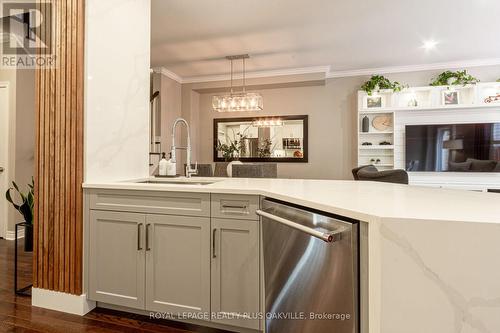 2438 Montagne Avenue, Oakville (West Oak Trails), ON - Indoor Photo Showing Kitchen