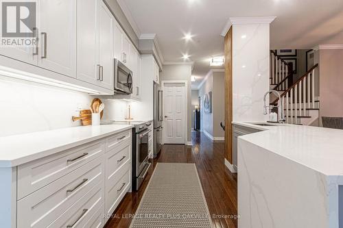 2438 Montagne Avenue, Oakville (West Oak Trails), ON - Indoor Photo Showing Kitchen