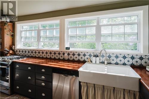 Farm sink - 27 Walnut Street, Southampton, ON - Indoor Photo Showing Kitchen