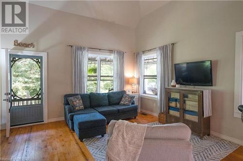 27 Walnut Street, Southampton, ON - Indoor Photo Showing Living Room