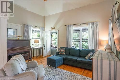 27 Walnut Street, Southampton, ON - Indoor Photo Showing Living Room