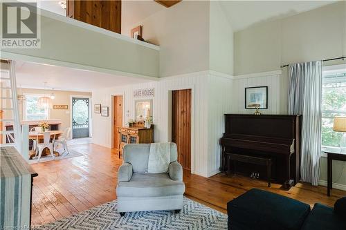 27 Walnut Street, Southampton, ON - Indoor Photo Showing Living Room