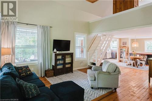 27 Walnut Street, Southampton, ON - Indoor Photo Showing Living Room