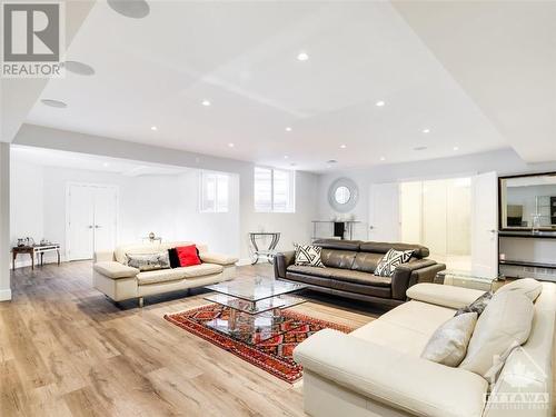 615 Island Park Crescent, Ottawa, ON - Indoor Photo Showing Living Room