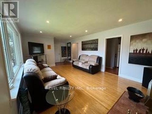 38 Lount Street, Barrie (City Centre), ON - Indoor Photo Showing Living Room