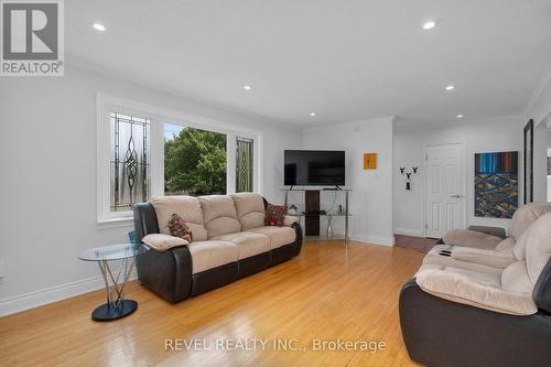 38 Lount Street, Barrie (City Centre), ON - Indoor Photo Showing Living Room