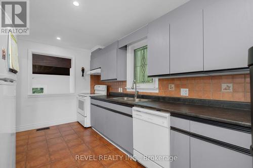 38 Lount Street, Barrie (City Centre), ON - Indoor Photo Showing Kitchen