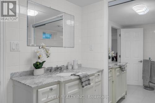 38 Lount Street, Barrie (City Centre), ON - Indoor Photo Showing Bathroom