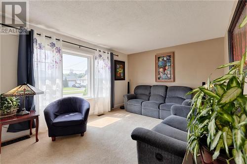 74 Barnet Boulevard, Renfrew, ON - Indoor Photo Showing Living Room