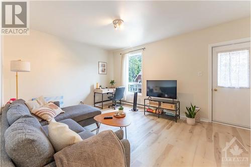 103-105 Florence Street, Ottawa, ON - Indoor Photo Showing Living Room