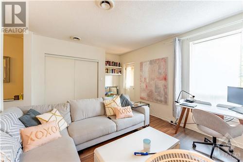 103-105 Florence Street, Ottawa, ON - Indoor Photo Showing Living Room