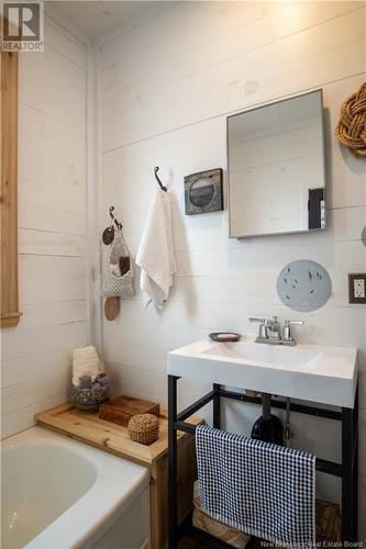 504 Pleasant Street, Saint John, NB - Indoor Photo Showing Bathroom