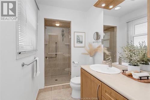 2430 Curry Avenue, Windsor, ON - Indoor Photo Showing Bathroom