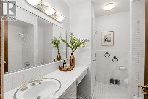 2430 Curry Avenue, Windsor, ON - Indoor Photo Showing Bathroom