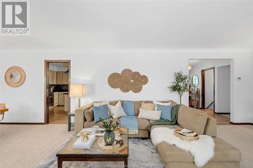 2430 Curry Avenue, Windsor, ON - Indoor Photo Showing Living Room