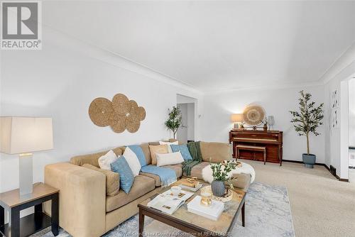 2430 Curry Avenue, Windsor, ON - Indoor Photo Showing Living Room