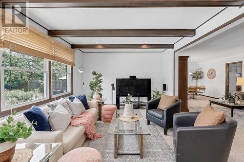 2430 Curry Avenue, Windsor, ON - Indoor Photo Showing Living Room