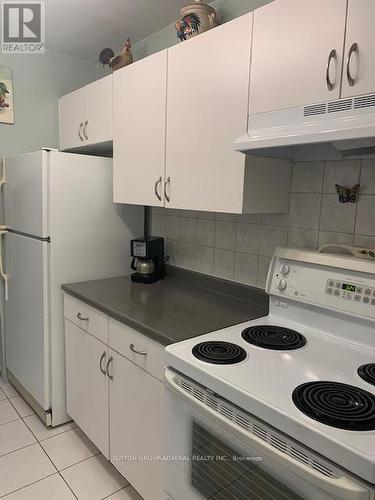 212 - 5879 Bathurst Street, Toronto (Newtonbrook West), ON - Indoor Photo Showing Kitchen