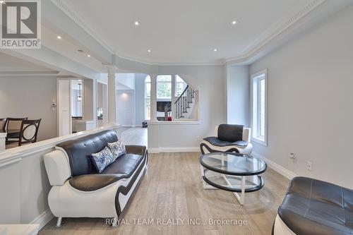 2 Gleave Court, Aurora, ON - Indoor Photo Showing Living Room